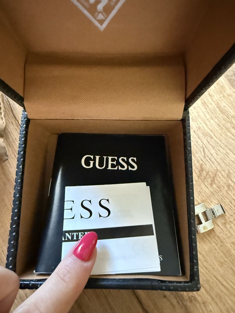 Продавам дамски часовник GUESS