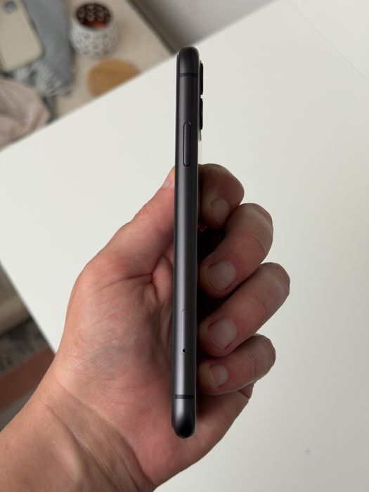 Vand iPhone 11 negru de 64 GB in stare excelenta