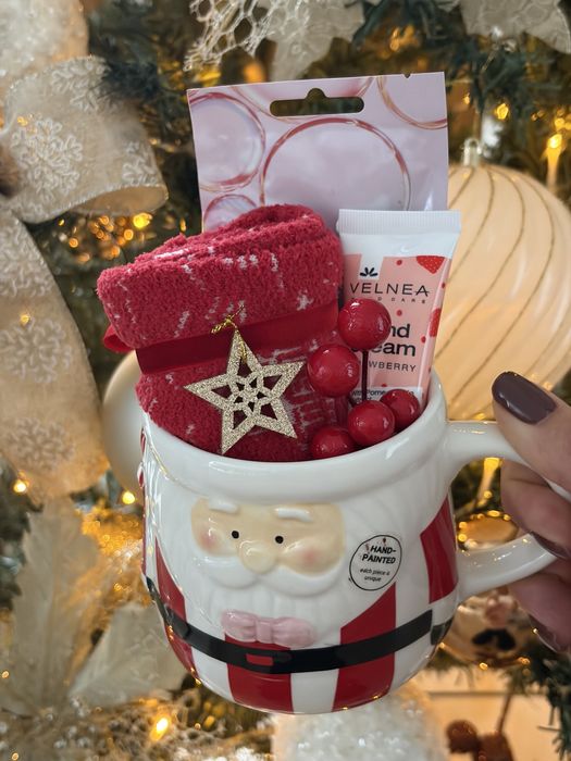 Коледна чаша с подаръци