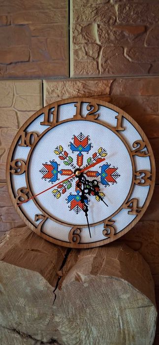 Стенен часовник с бродирана шевица