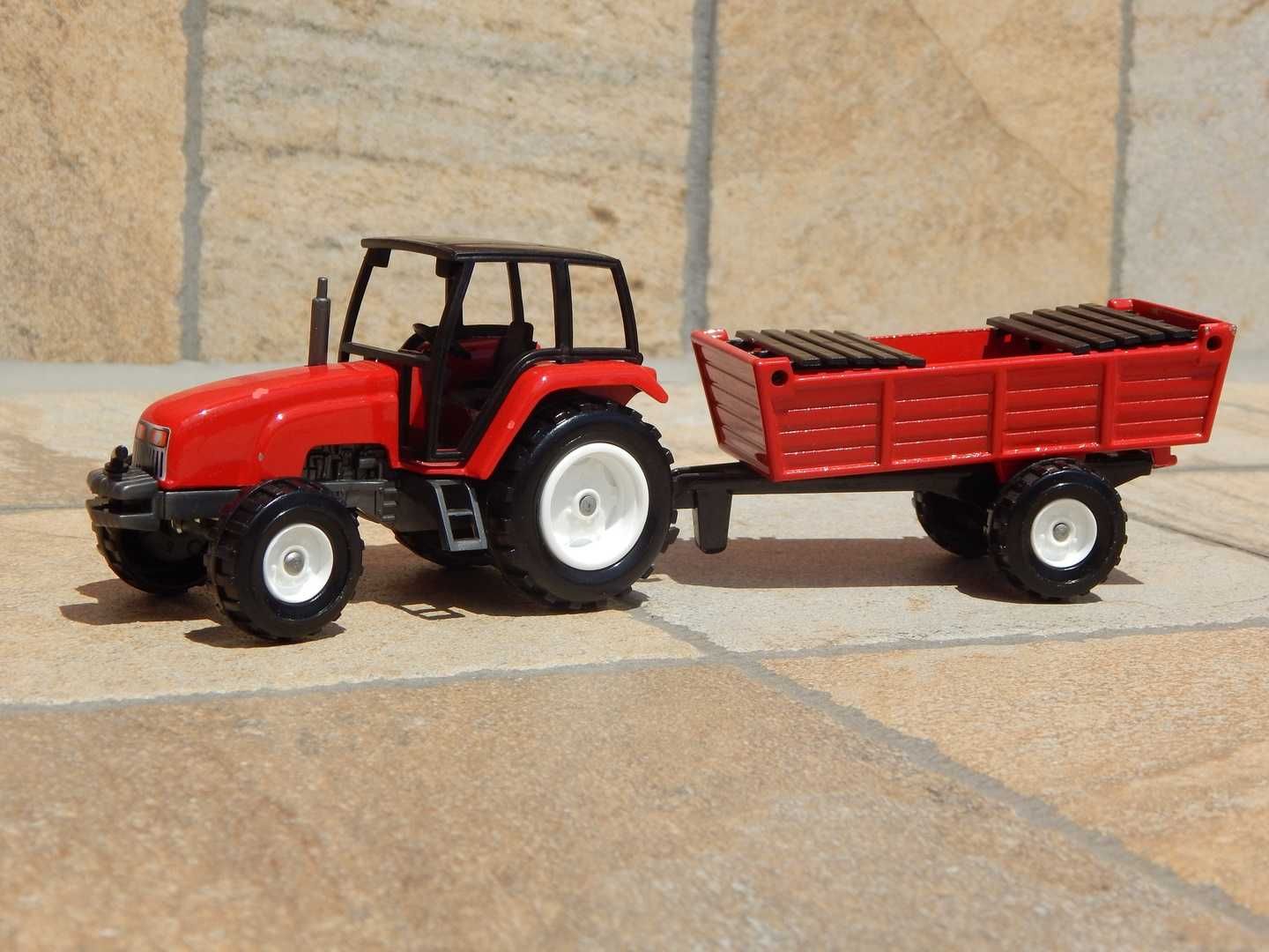 Macheta tractor agricol cu directie + remorca metalic Majorette 23 cm