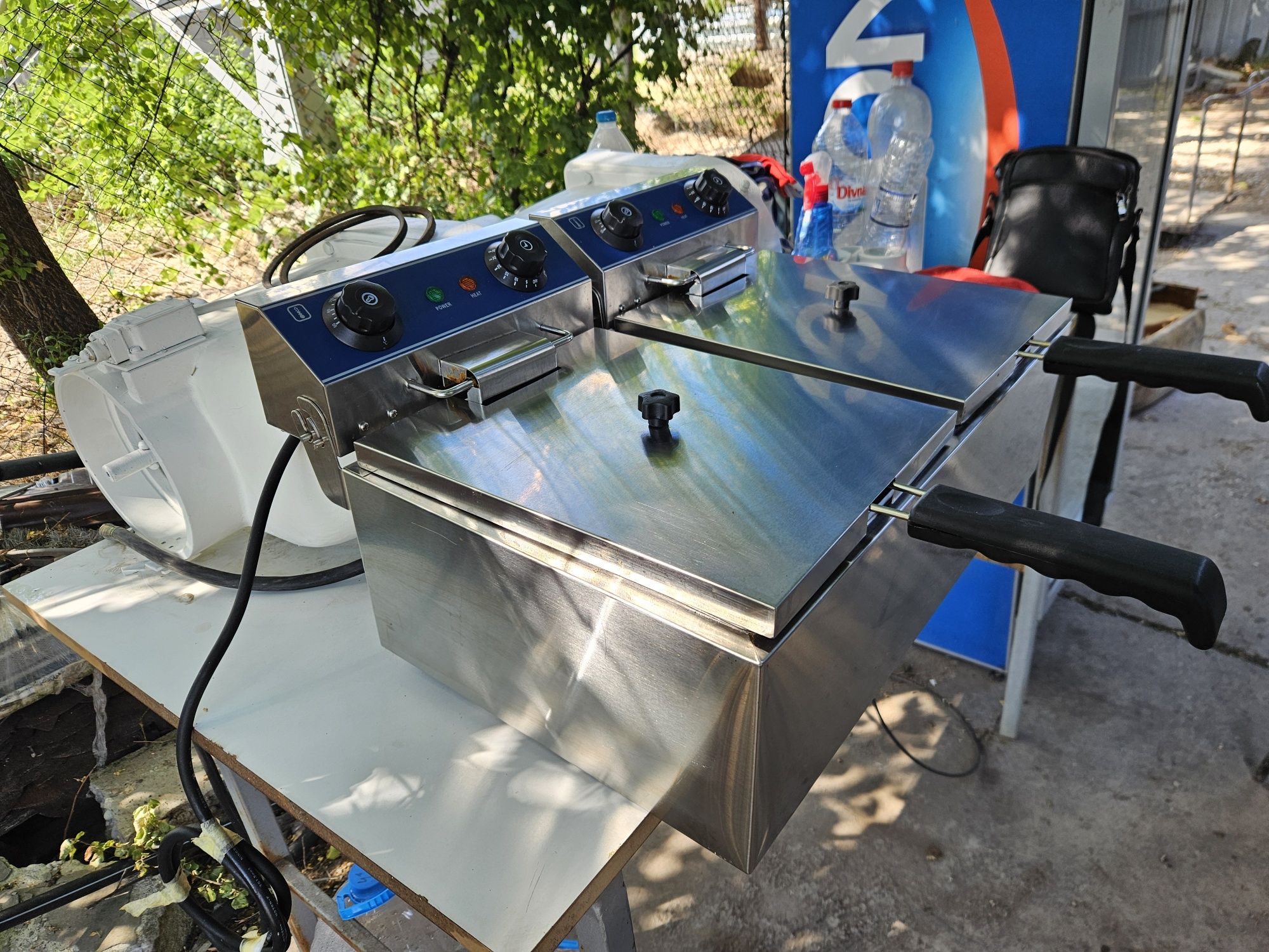 Фритюрник на ток 2х10 литра монофазен 2x3kw. Малко ползван три месеца