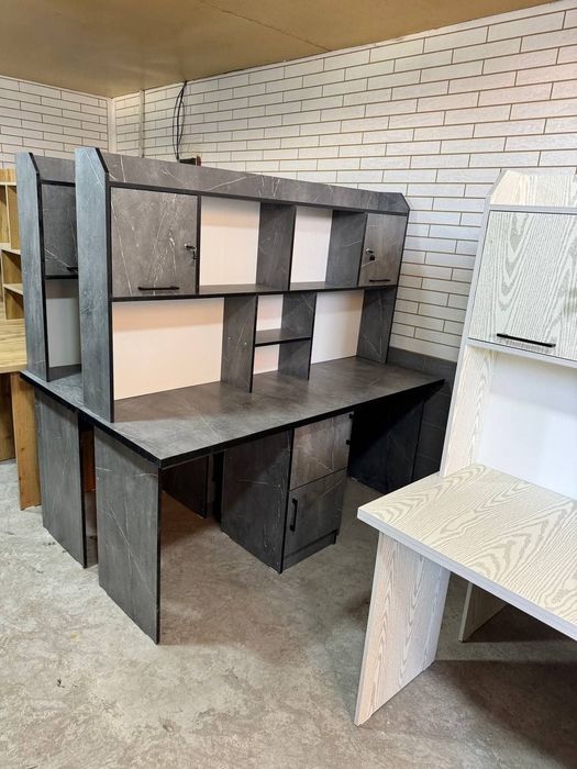 Болалар учун дарс столи 2 та пуфик билан