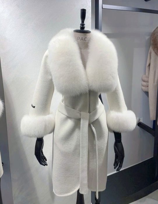 Палто с естествен косъм от сребърна лисица