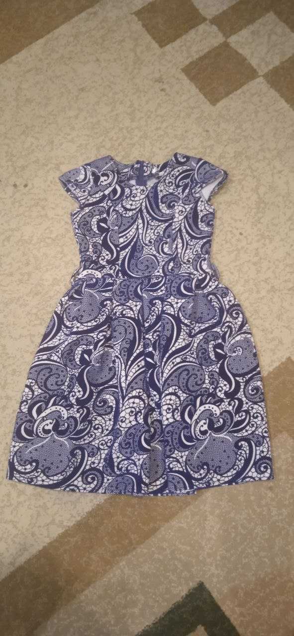 Платье на девочку 7-9 лет, ткань плотная бархатная