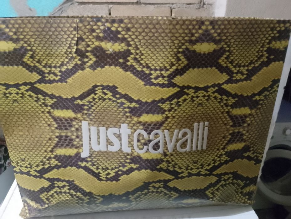 Продавам мъжко оригинално яке на Just cavalli