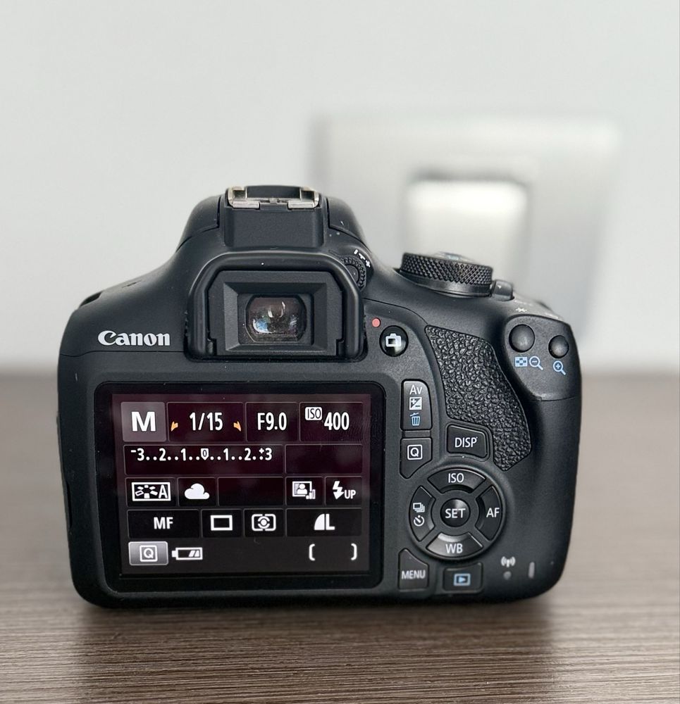 Aparat foto Canon 2000D