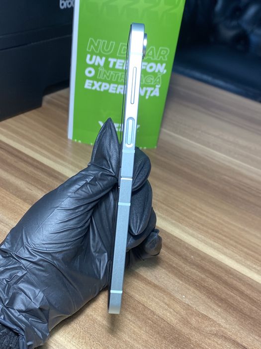 Samsung Galaxy Z Flip6 • 256 GB • Mint