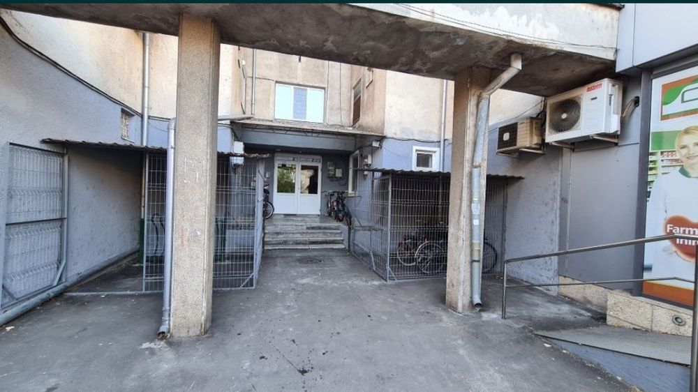 Vând 2 țarcuri metalice 3x3