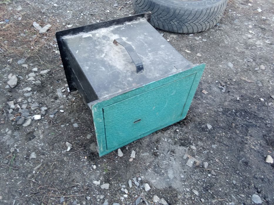 Продам сейф небольшой.