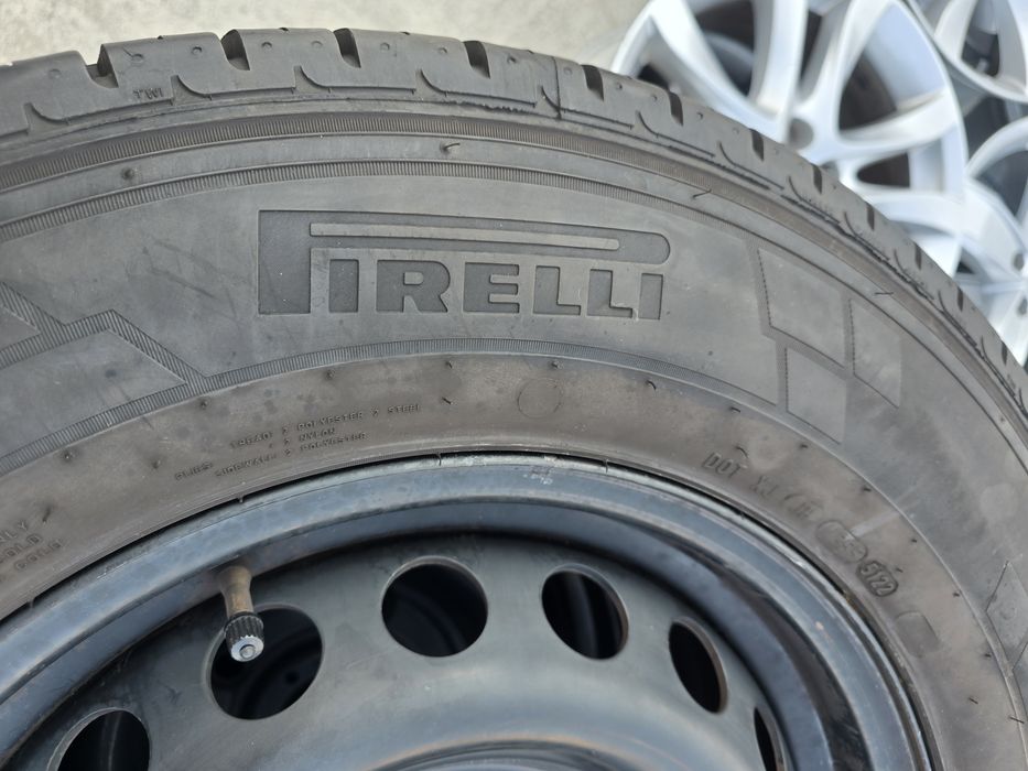 2 Броя Бусови 235/65/16C Pirelli 9mm 22dot