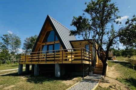 Cabane stil-afrem si case la gata