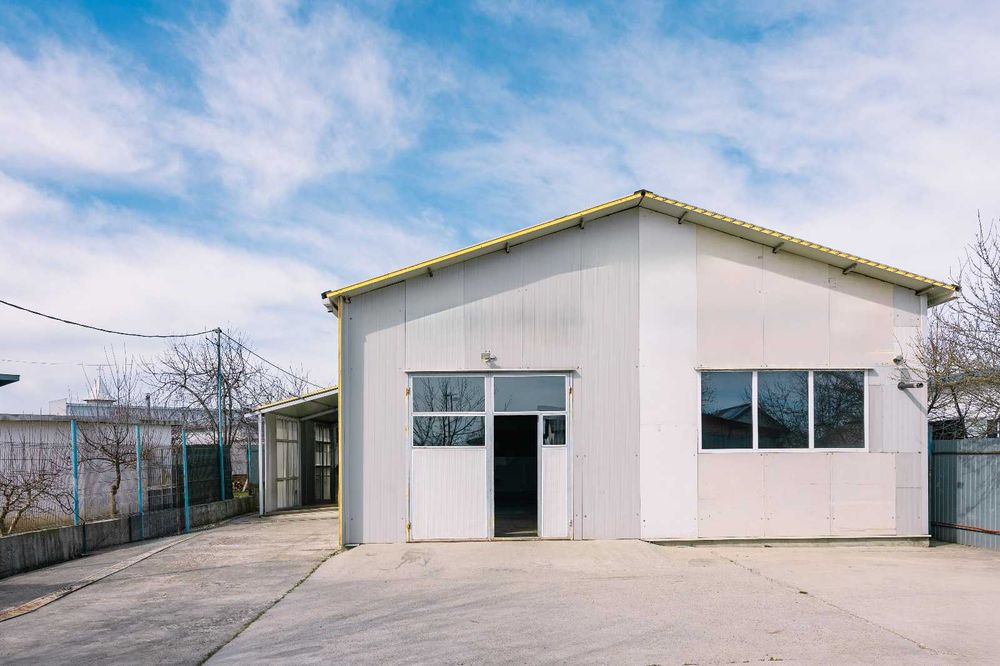 Ofer spre închiriere hală de 160 m²+ curte de 180 m²