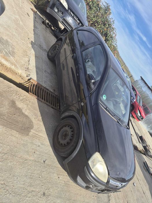 Vand bara fata ,capota ,faruri,stopuri,hayon Opel Corsa