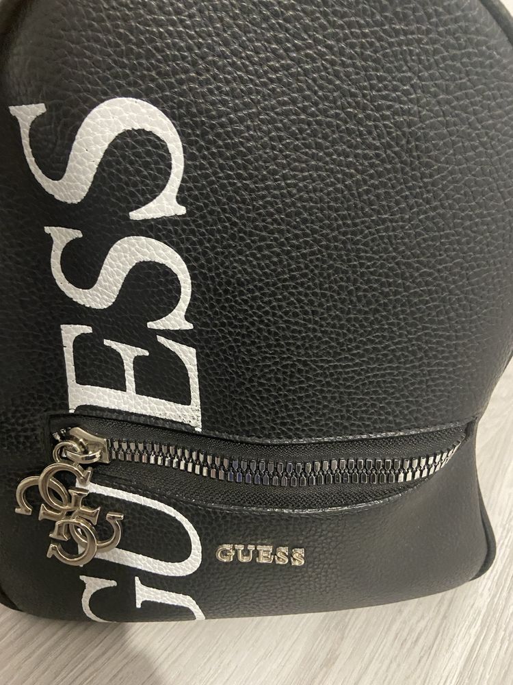 Черна чанта на Guess