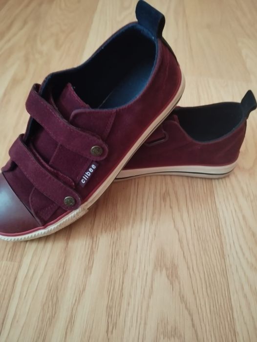 Teniși nr. 34, disponibile 2 perechi