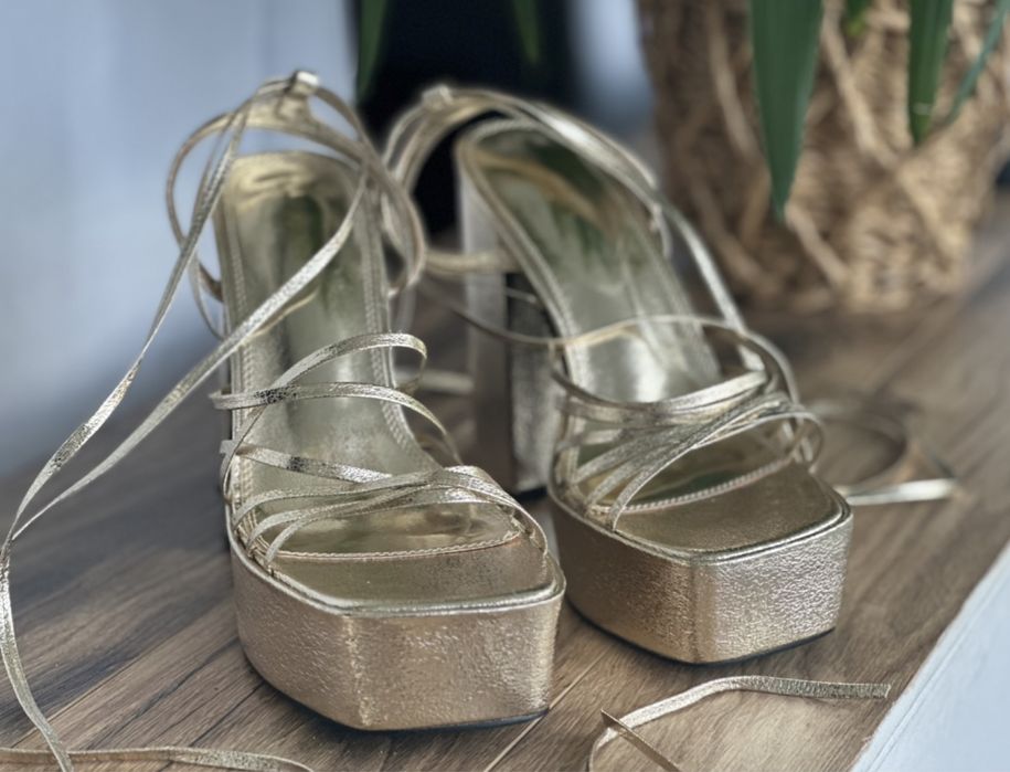 Pantofi DeeZee cu toc înalt și platformă, cu șireturi, fară defecte