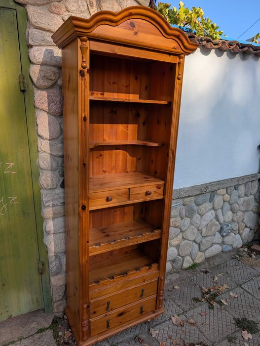 Масивен шкаф за вино и алкохол – стил, функционалност и характер!