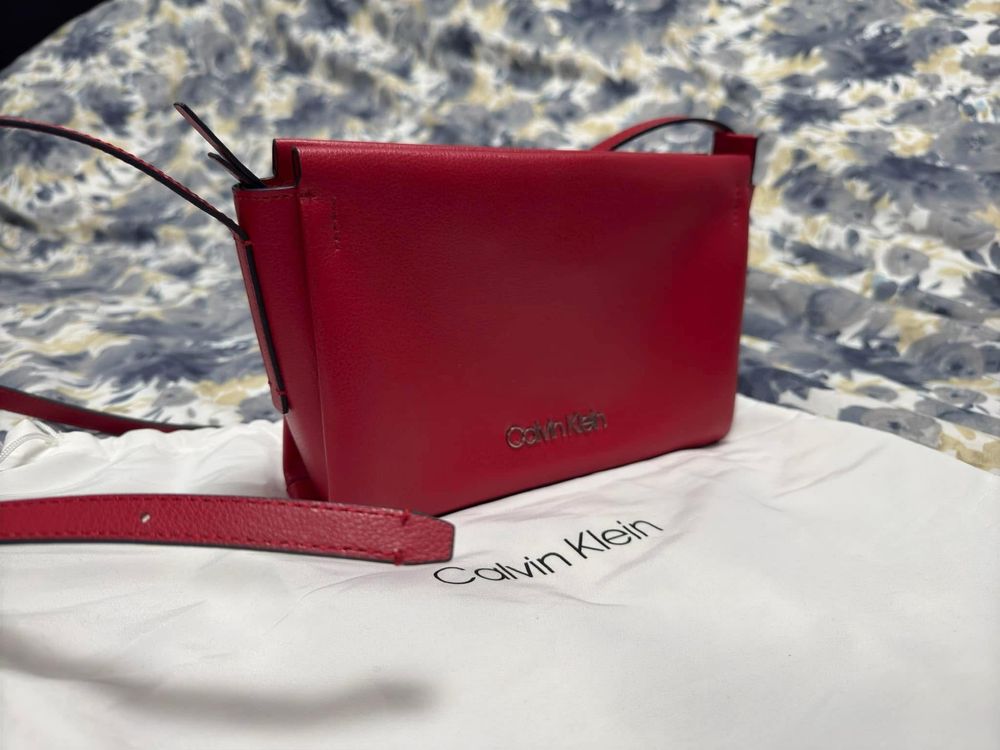 чанта е като нова супер запазена Calvin Klein