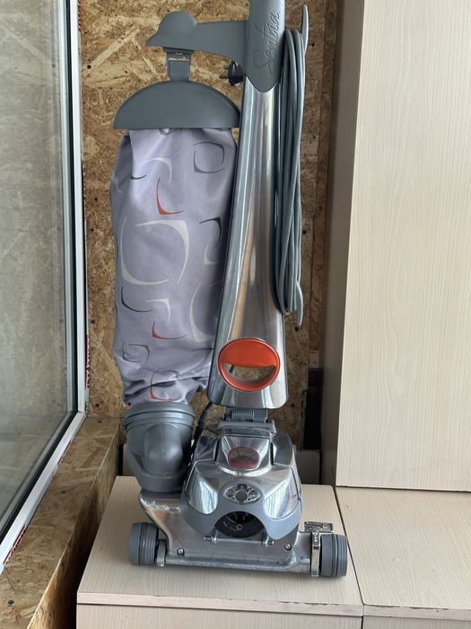 Шкафы кухонные , диван , пылесос моющий , ковры и пуфик