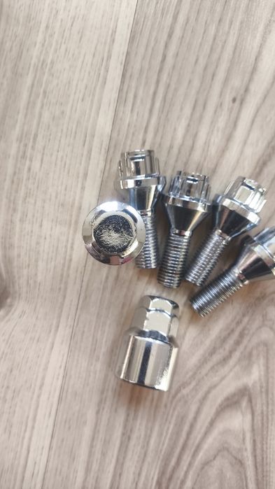 Секретни болтове за джанти 4 броя 12x1.50  плюс един резервен болт
