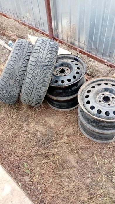 Две шины с камерами и четыре диска на 15 размер шины 195/60 R 15 за вс