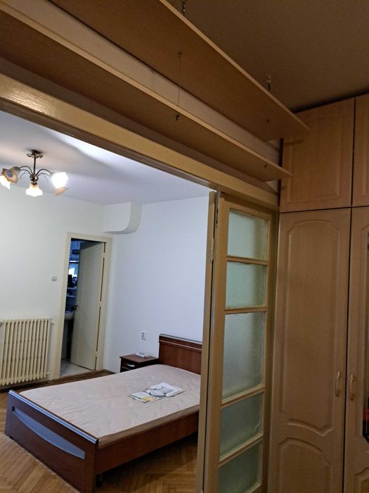 Închiriez, pe termen lung apartament cu 2 camere în zonă ultracentrală