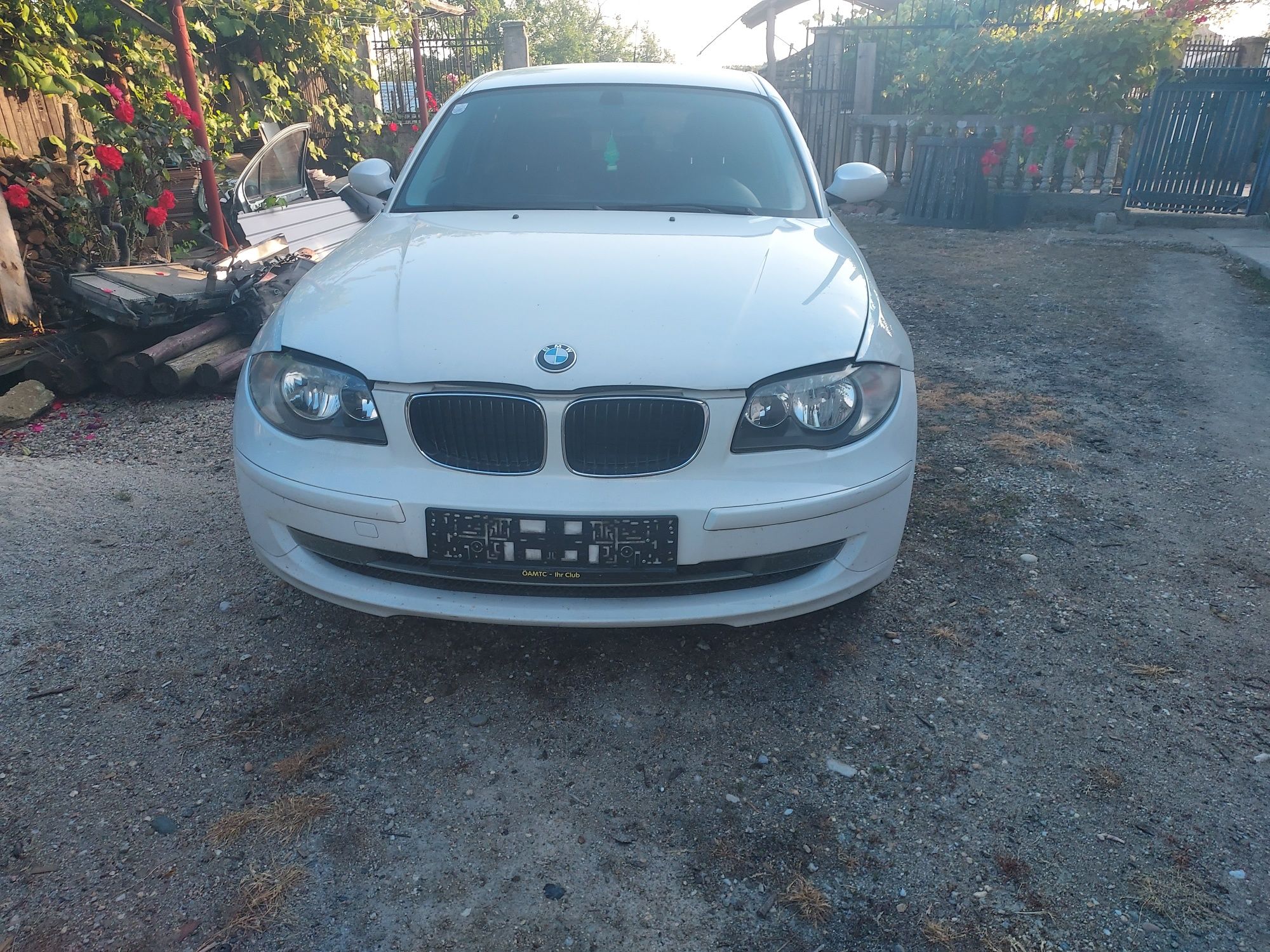 Dezmembrez BMW seria 1 e87 orice piesa