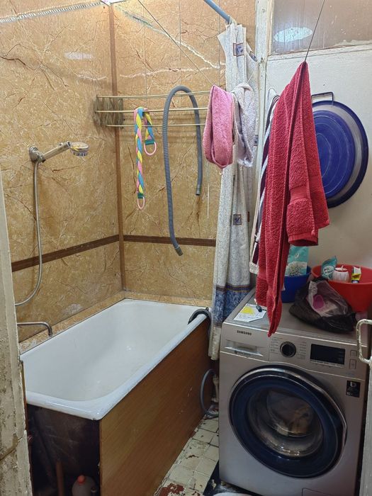 Продаю квартиру Яшнабадский р-он Авиасозлар-1.  3-ком 4-этаж 4-этажном