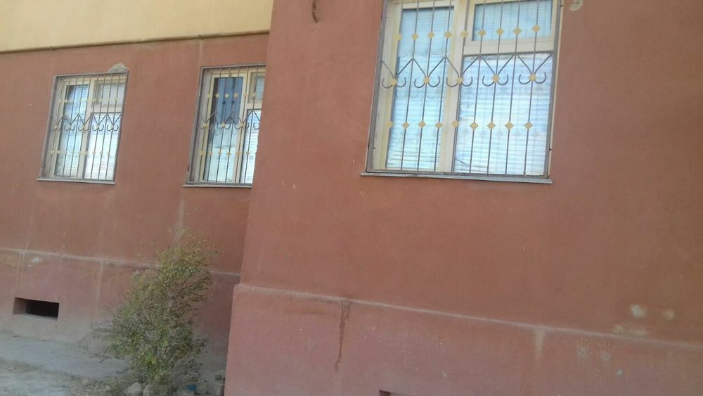 Qiziltepa shahri Kamolot uylari 2 xona kvartira Sotiladi