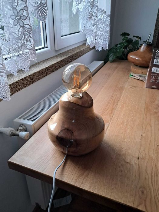 Veioza din lemn de nuc