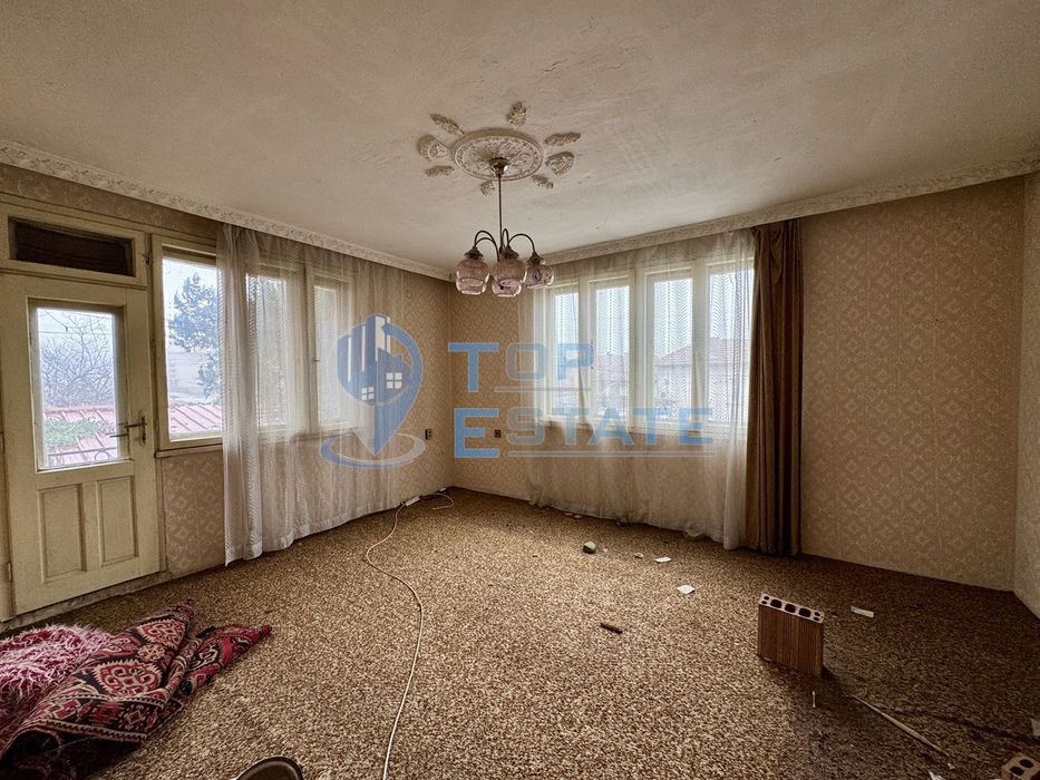 Етаж от къща с гараж в град Павликени, област Велико Търново