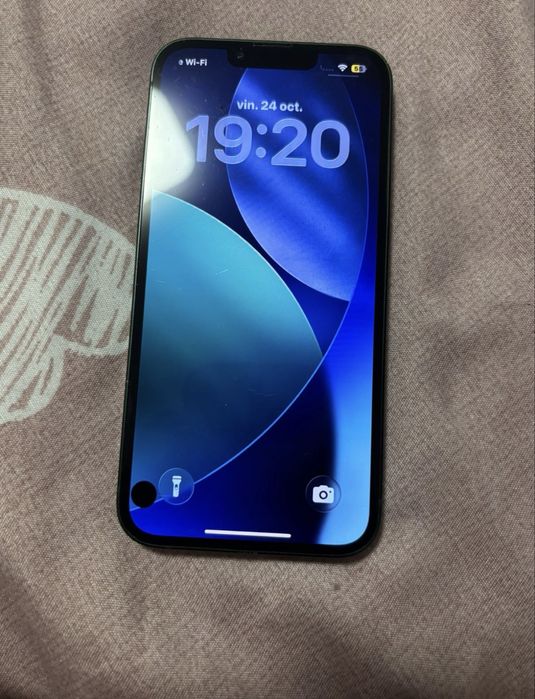 Vand iphone 13 spart pe spate are un pix mort in fata