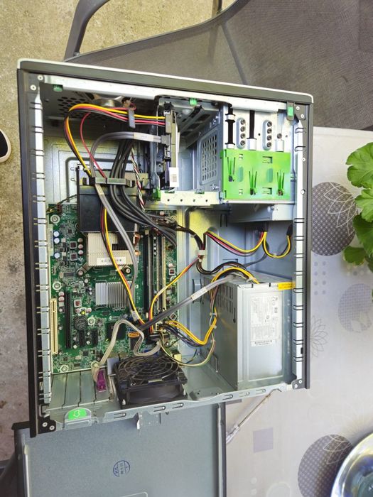 Vând Pc HP Intel Pentium E6700 3gb ram nu are placa video