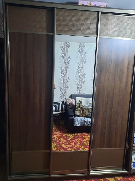 Шкаф-купе 3-х дверный , б/у, в хорошем состоянии, торг есть.