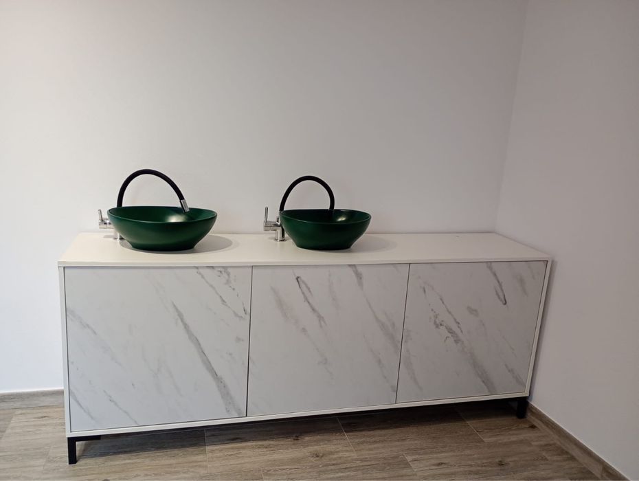 Lavoare cu mobilier inclus