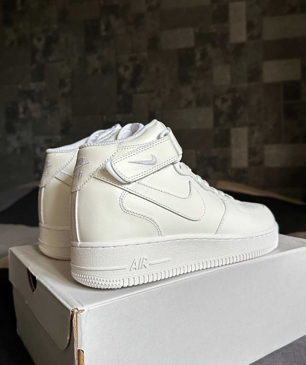 Nike Air Force 1 Mid Triple White