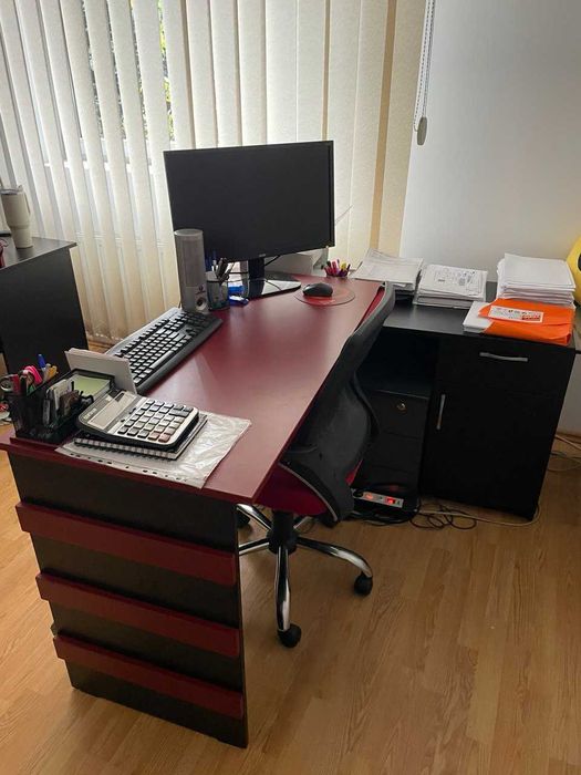 Birou elegant, ideal pentru cei care folosesc doua monitoare