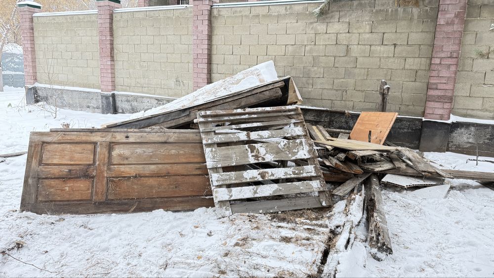 Дрова из палет, забора.