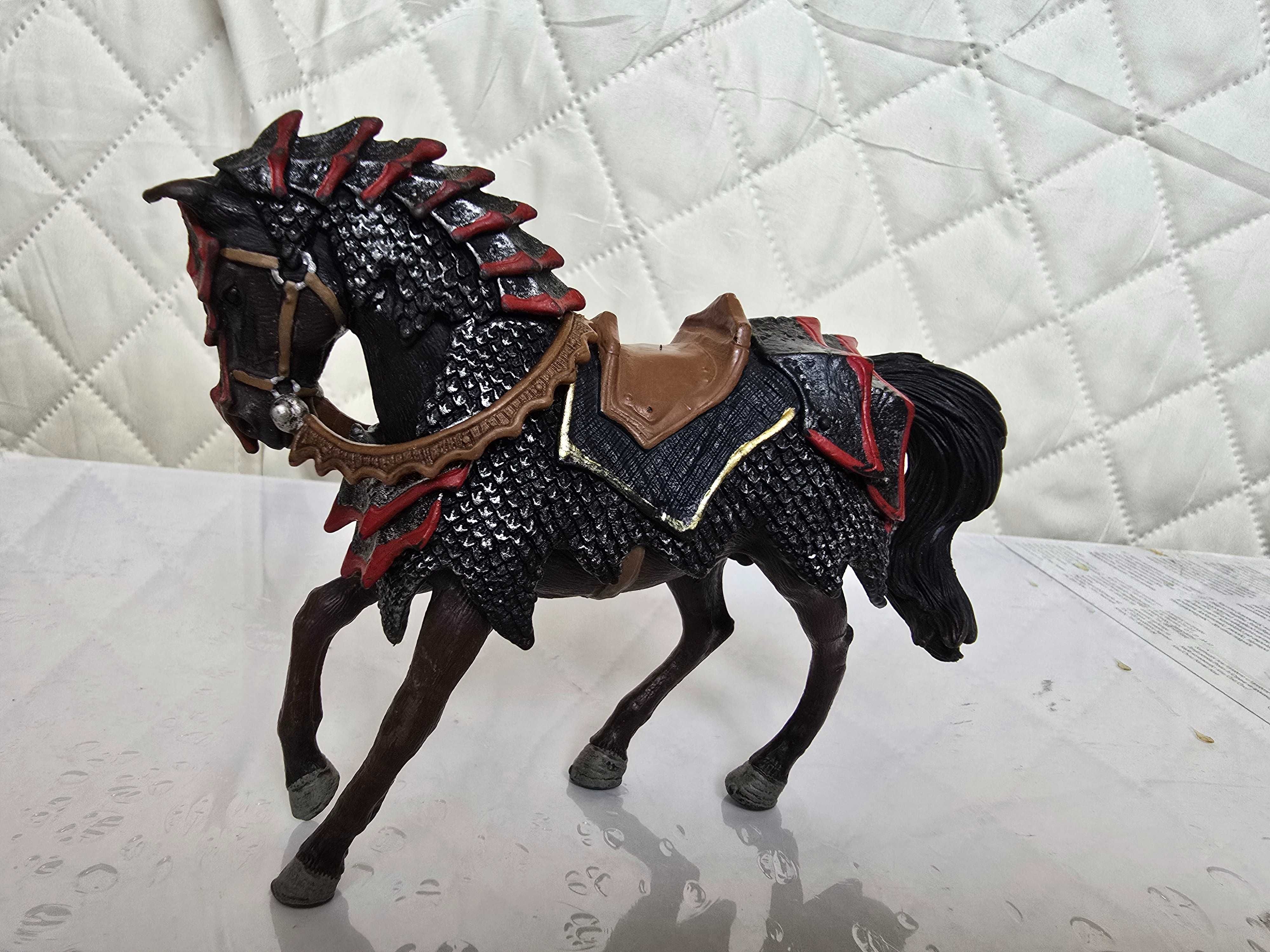 Figurina Schleich Cal cu armura  2012