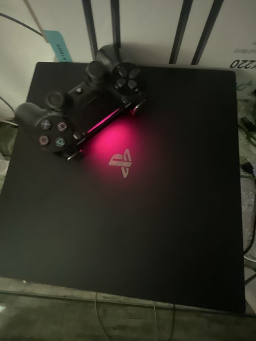 Ps4 pro перфектен със един джойстик