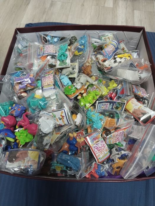 Киндер фигурки лотом ,полная коробка