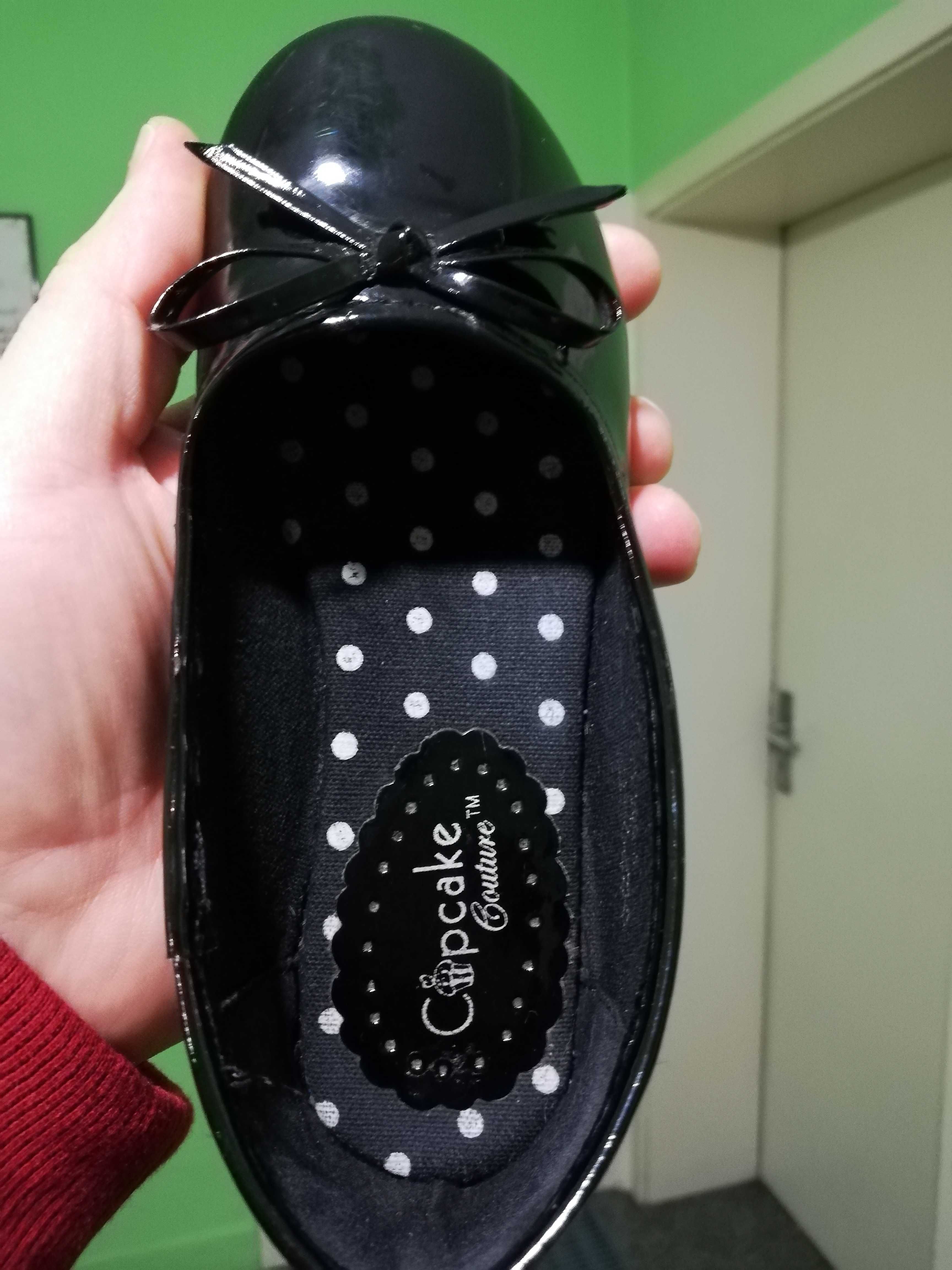 Детски черни лачени обувки