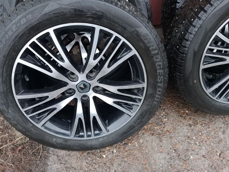 Продам зимние шипованый резину дисками.