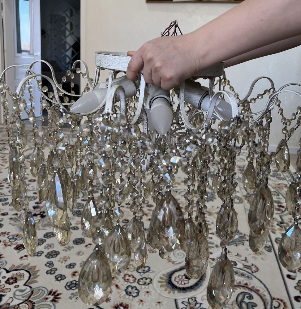 Продам красивую люстру