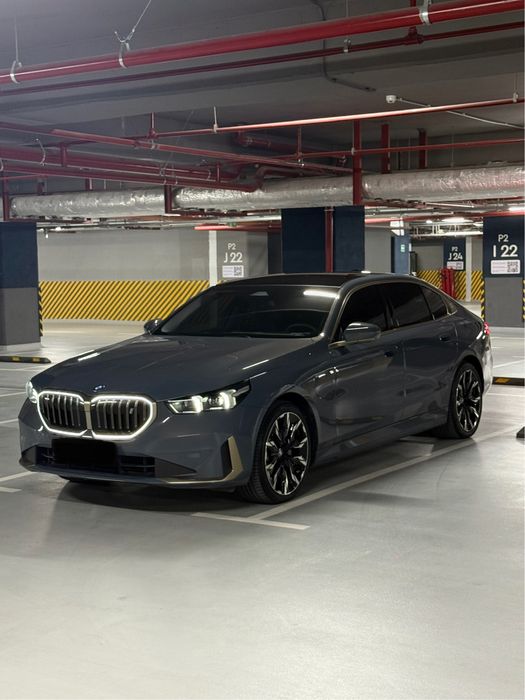 BMW I5 Luxury position
