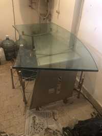Стъклено бюро и стъклен цветарник
