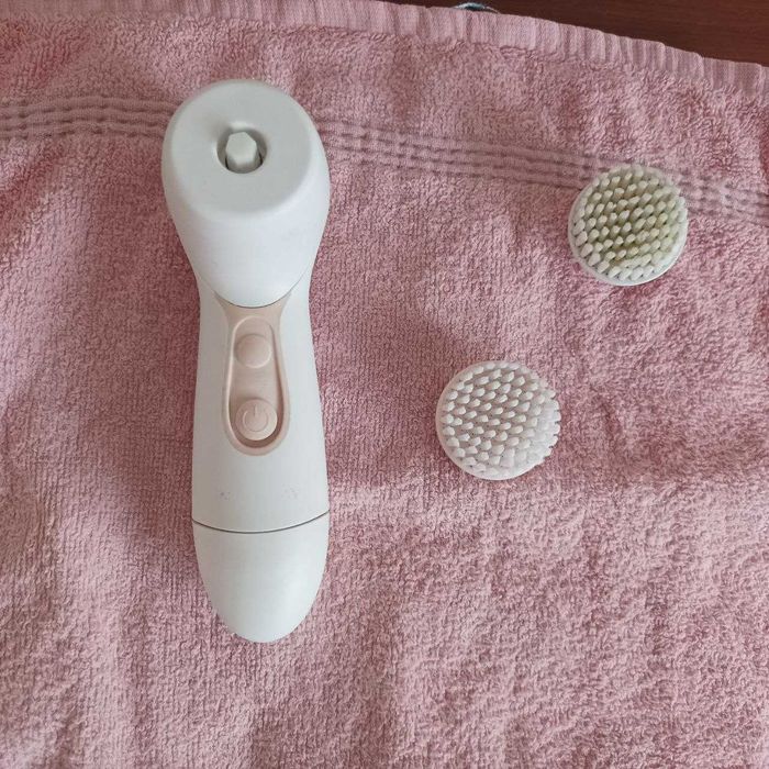 Продам электрическую  щетку для очищения лица  (Mary Kay, оригинал)