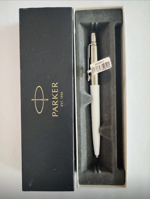 Pix Parker nou in cutie alb cu argintiu