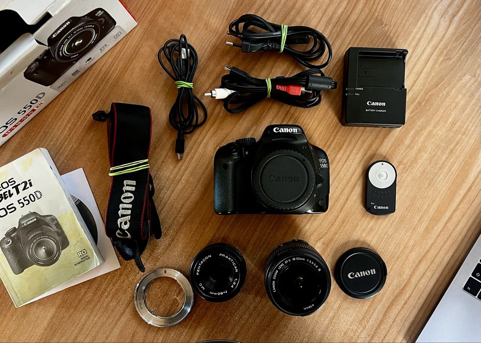 Pachet complet: Canon  550D + 18-55mm + Pentacon 50mm + accesorii